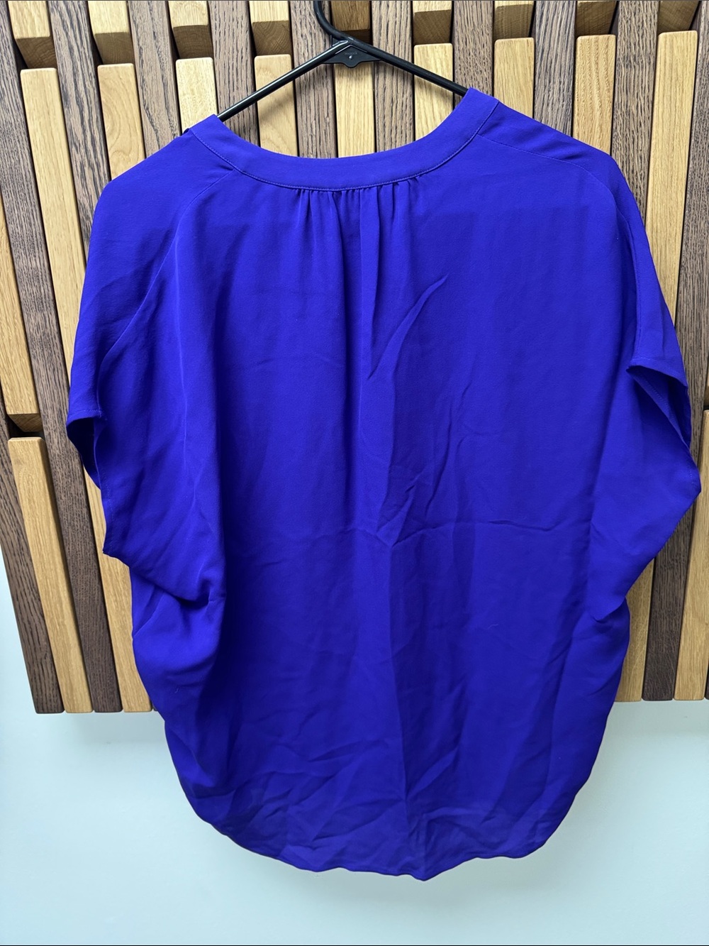 Diane Von Furstenberg 100% Silk Purple/Blue Popover Blouse, size 4 - Picture 5 of 6